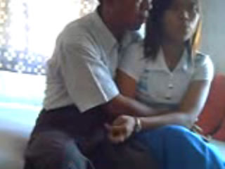 下海賺零用錢的兼職女被中年大叔的肉棒插得爽到表情逐漸失守